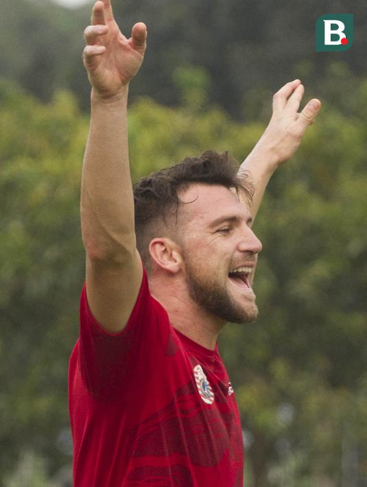 Striker Persija Jakarta, Marko Simic merayakan gol yang dicetaknya saat latihan di Lapangan Sutasoma, Jakarta, Senin (12/3/2018). Persija berlatih jelang laga Piala AFC melawan Song Lam Nghe An. (Bola.com/Asprilla Dwi Adha)
