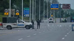 Pertemuan delegasi dari kedua negara ini menjadi upaya diplomasi krusial untuk mengakhiri konflik militer yang telah berlangsung selama lebih sebulan. Tampak dalam foto, pasukan paramiliter dan petugas polisi berjaga untuk memastikan keamanan menjelang Amerika Serikat dan Iran di ibu kota Pakistan, Islamabad, Pakistan, Sabtu 11 April 2026. (AP Photo/Anjum Naveed)