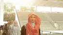 Model berjalan di catwalk pada pembukaan Muffest) 2020 di Aquatic Stadium, GBK Senayan, Jakarta, Jumat (30/8/2019). Muffest mempertemukan para pelaku industri busana muslim tanah air, baik yang sudah punya nama dan brand besar, maupun dari pelaku usaha kecil dan menengah. (Fimela.com/Bambang E.Ros)