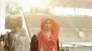 Model berjalan di catwalk pada pembukaan Muffest) 2020 di Aquatic Stadium, GBK Senayan, Jakarta, Jumat (30/8/2019). Muffest mempertemukan para pelaku industri busana muslim tanah air, baik yang sudah punya nama dan brand besar, maupun dari pelaku usaha kecil dan menengah. (Fimela.com/Bambang E.Ros)