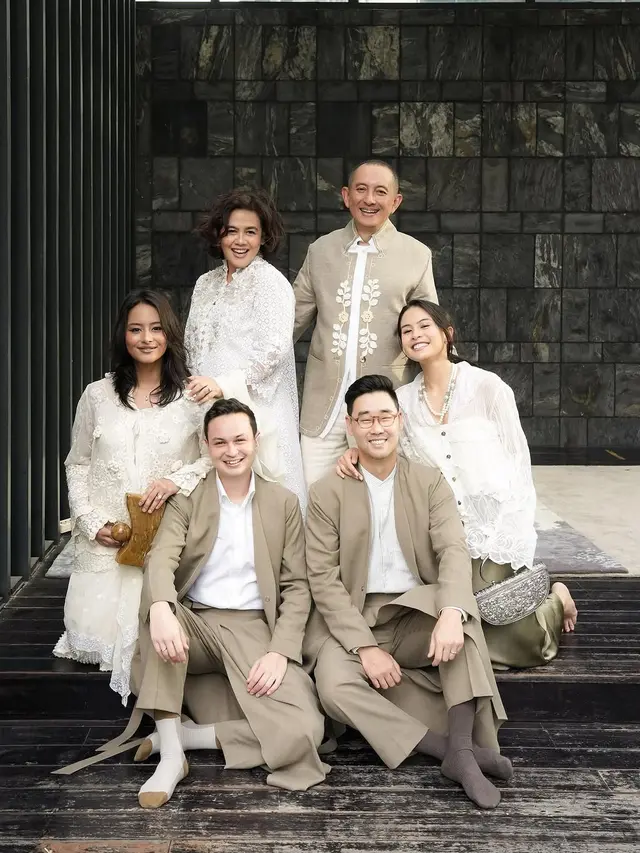 Pemotretan Lebaran 6 Keluarga Artis, Pancarkan Bahagia Bisa Kumpul di Hari Raya Idulfitri