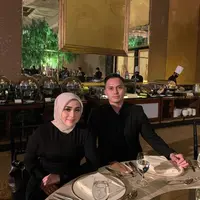 Tak hanya itu, diketahui kini Muzdalifah tengah dirawat di rumah sakit. Tak terlihat sang suami menemani Muzdalifah. Lewat laman Instagram, Muzdalifah bercerita jika hanya ditemani putri sulungnya, Dewi Nurmania. (Liputan6.cpm/IG/@muzdalifah999)