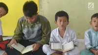 Anak-anak membaca kitab suci Al-Quran di Kampung Quran Alkholidin Cinere,  Depok, Senin (13/5/2019). Momentum bulan Ramadhan 1440 H dimanfaatkan anak-anak usai pulang sekolah untuk membaca dan menghapal Quran secara bersama-sama untuk menambah amalan ibadah puasa. (merdeka.com/Arie Basuki)