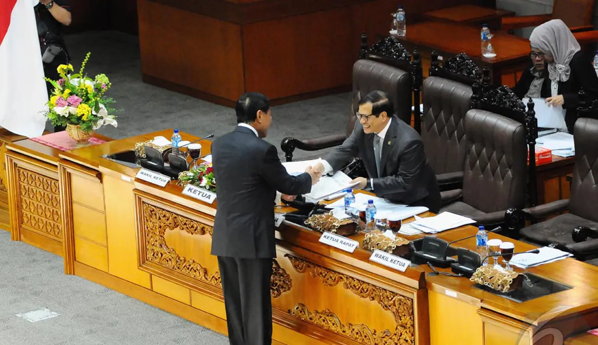 Kemenkumham Amir Syamsudin (kiri) seusai memberikan laporan tentang pandangan pemerintah kepada Wakil Ketua DPR RI Pramono Anung (kanan), Jakarta, Rabu (24/9/2014) (Liputan6.com/Andrian M Tunay)