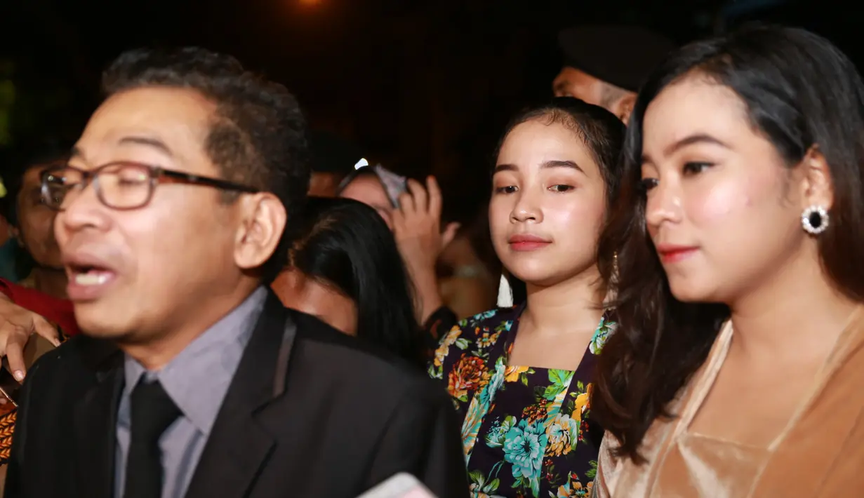 Di tengah kerumunan tamu yang hadir dan berdempet-dempetan, kehadiran Jarwo Kwat cukup menjadi sorotan. Pasalnya, sosok yang disebut-sebut mirip wapres Jusuf Kalla ini datang tidak sendirian. (Adrian Putra/Bintang.com)