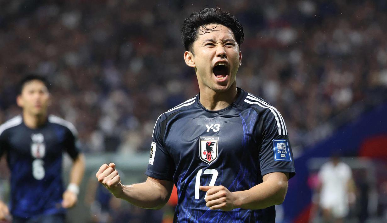 <p>Pemain Jepang, Ryoya Morishita melakukan selebrasi setelah mencetak gol keempat timnya ke gawang Timnas Indonesia dibayangi Mees Hilgers dalam laga Grup C Putaran Ketiga Kualifikasi Piala Dunia 2026 di Suita Stadium, Jepang, Selasa (10/06/2025). (AFP/Jiji Press/STR)</p>