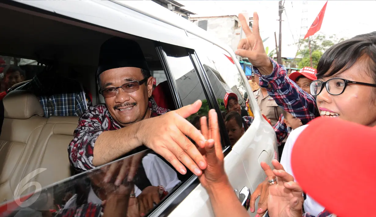 Cawagub petahana, Djarot Syaiful Hidayat menyalami warga saat sosialisasi di kawasan Pademangan VIII, Jakarta, Kamis (23/3). Selain sosialisasi dengan warga, Djarot juga menyerap keluhan warga sekitar. (Liputan6.com/Helmi Fithriansyah)  