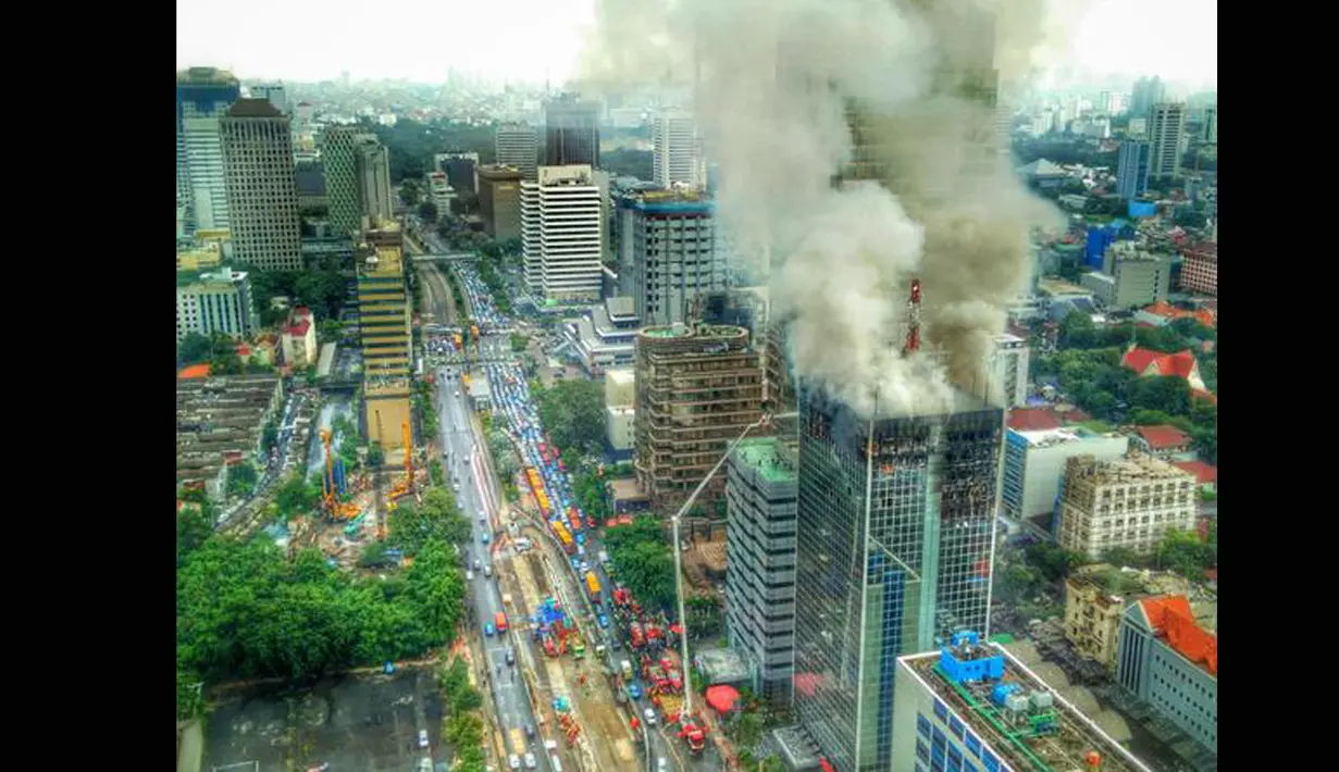 Wisma Kosgoro di Jalan MH Thamrin, Jakarta Pusat, hingga pagi ini masih keluarkan kebulan asap, Selasa (10/3/2015). (twitter.com/PjrbWagroup)