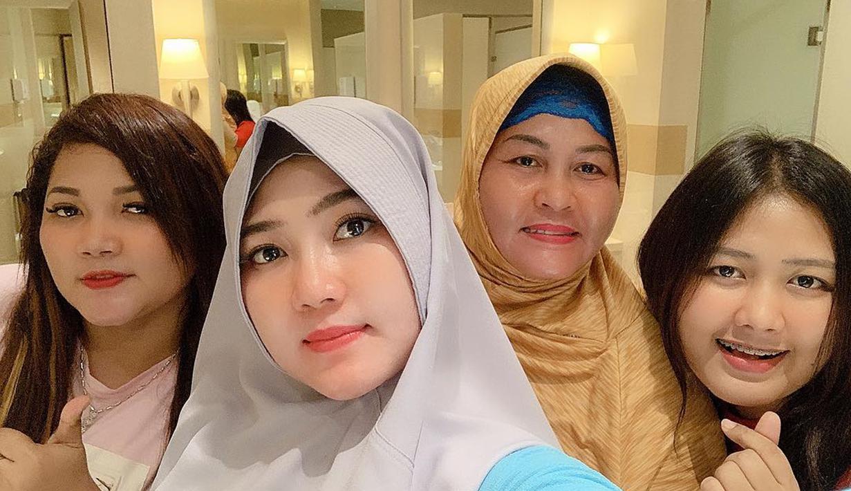 Pelantun lagu Asian Games 2018 Meraih Bintang ini memang terlihat sangat cantik saat memakai hijab. Dengan hijab warna abu-abu, Via semakin terlihat cantik saat menghabiskan waktu bersama keluarga besarnya di pusat perbelanjaan di Sidoarjo. (Liputan6.com/IG/@viavallen)