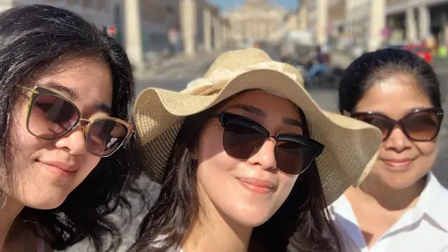 6 Potret Kebersamaan Gracia Indri dan Gisela Cindy Bareng Ibunda, Selalu Kompak