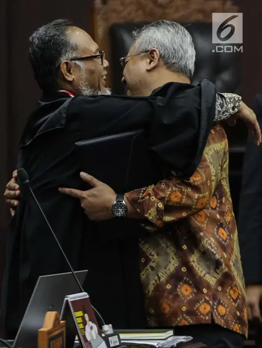 Ketua KPU Arief Budiman (kanan) berpelukan dengan pemohon Ketua Tim Hukum Prabowo-Sandiaga, Bambang Widjojanto sebelum sidang sengketa Pilpres 2019 di Gedung MK, Jakarta, Selasa (18/6/2019). Sidang beragendakan mendengarkan jawaban dari termohon. (Liputan6.com/Faizal Fanani)