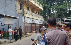 Anggota kepolisian saat melakukan cek TKP aksi begal sepeda motor yang melukai korban di Pasir Gunung Selatan, Cimanggis, Depok. (Istimewa)