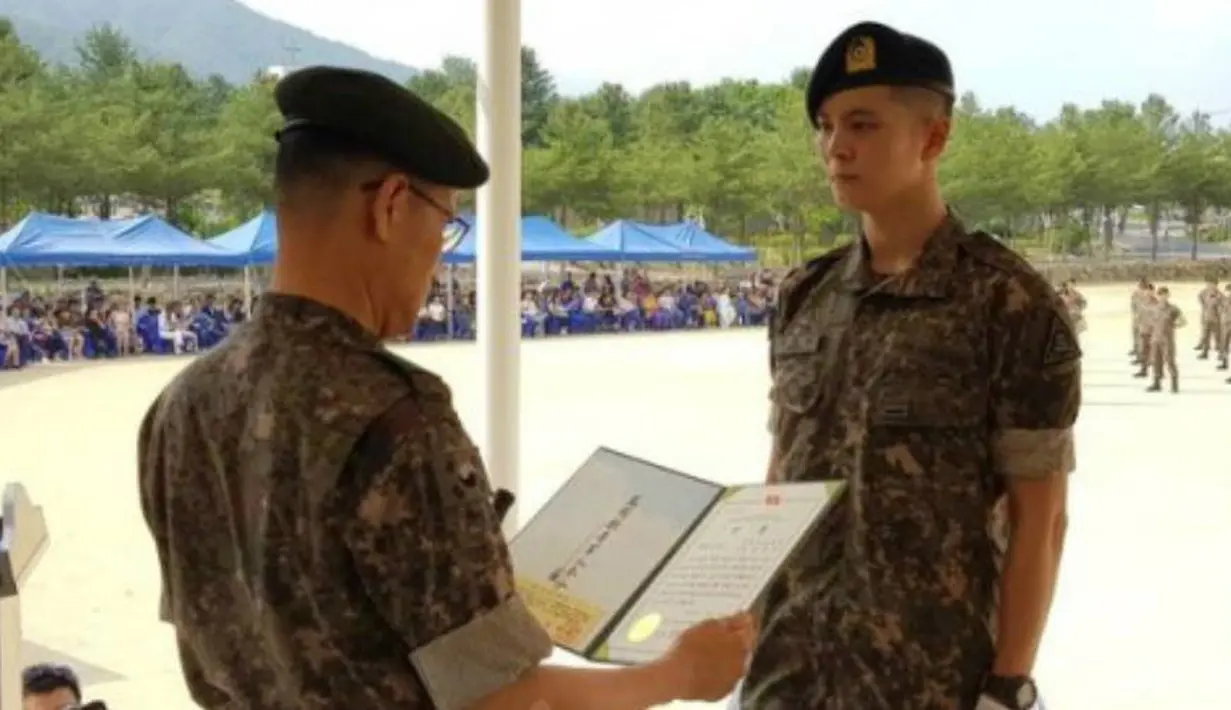 Siapa yang menyangka jika Joo Won dipercaya sebagai asisten instruktur di bayalyon penyerangan. Aktor kelahiran 30 September 1987 ini terlihat gagah saat mengenakan seragam militer. (Foto: allkpop.com)