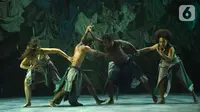 Pemain mempertunjukkan teater yang menggabungkan film, dance, dan lagu berjudul Planet Sebuah Lament di Teater Jakarta, TIM, Jakarta, Kamis (16/1/2020). Pertunjukkan ini mengusung perpaduan budaya Indonesia Timur (Melanesia) yang mengambil referensi tablo jalan salib. (Liputan6.com/Fery Pradolo)