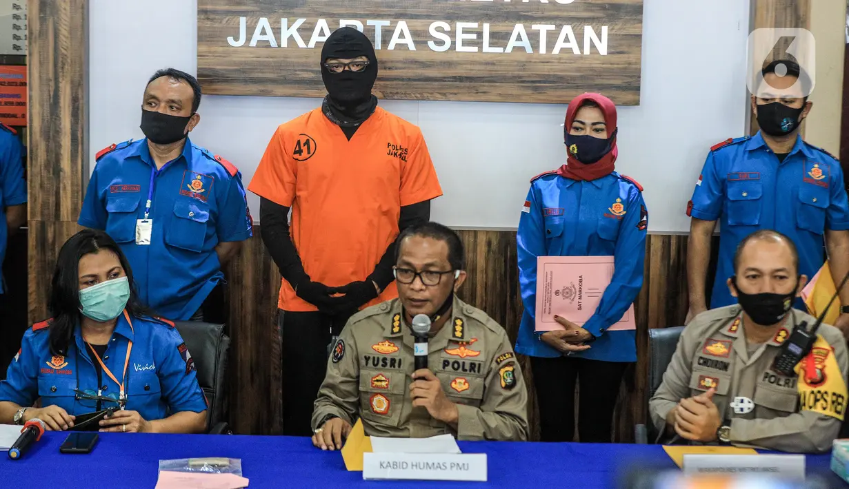 Aktor berinisial DS atau Dwi Sasono saat dirilis terkait kasus kepemilikan narkoba di Polres Metro Jakarta Selatan, Senin (1/6/2020). Dalam penggeledahan, polisi berbasil menemukan barang bukti ganja seberat 16 gram.  (Liputan6.com/Faizal Fanani)