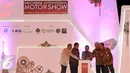 Wakil Presiden, Jusuf Kalla (tengah) bersama dua menteri menekan tombol tanda dibukanya Indonesia Internasional Motor Show (IIMS) 2017 di Jakarta, Kamis (27/4). IIMS 2017 akan berlangsung hingga 7 Mei 2017. (Liputan6.com/Helmi Fithriansyah)