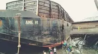 Kapal pemuat ore nikel PT TBS yang menabrak rumah milik warga di Kabupaten Bombana, Sulawesi Tenggara. Foto: (Ahmad Akbar Fua/Liputan6.com)