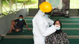 Paramedis melakukan swab test kepada pasien covid-19 di Rumah Lawan Covid (RLC) Tangerang Selatan, Kamis (3/2/20222). Hingga hari ini RLC merawat 238 paisen covid-19 atau mengalami lonjakan lebih dari 100% dibandingkan minggu lalu yang hanya merawat puluhan pasien covid-19. (merdeka.com/Arie Basuki)