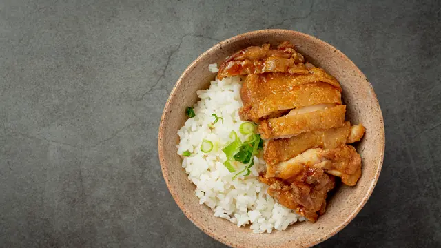 Rice bowl dengan menu protein menjadi salah satu pilihan makan siang untuk diet