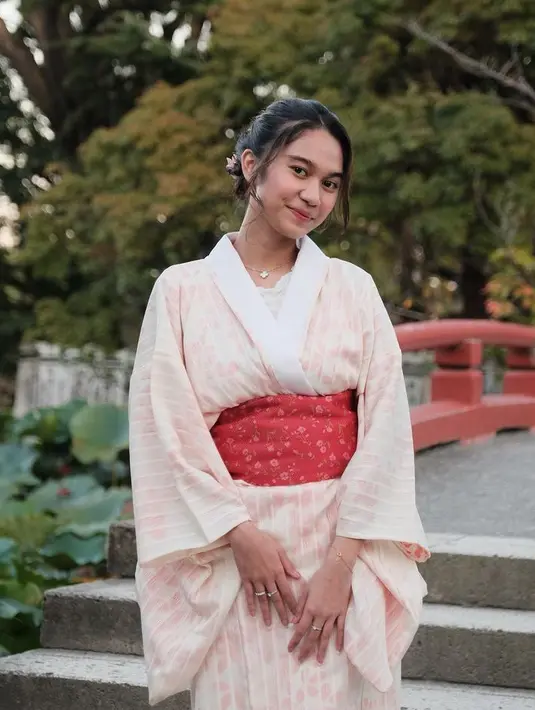 Azizah Salsha tampil menawan dibalut kimono, pakaian khas perempuan Jepang. Kimono tersebut pink tersebut memiliki motif. [@azizahsalsha_]