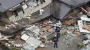 Petugas SAR mencari korban di reruntuhan bangunan pasca-gempa 6,8 SR di kota Nagano, Jepang, Sabtu (22/11/2014) malam. (REUTERS/Kyodo)