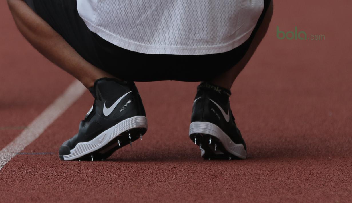 Jari-jari sepatu atlet Lempar Lembing saat berlatih teknik melempar di Stadion Madya, Jakarta, Kamis (7/6/2018). Latihan tersebut merupakan bagian dari persiapan Asian Games 2018. (Bola.com/Nick Hanoatubun)