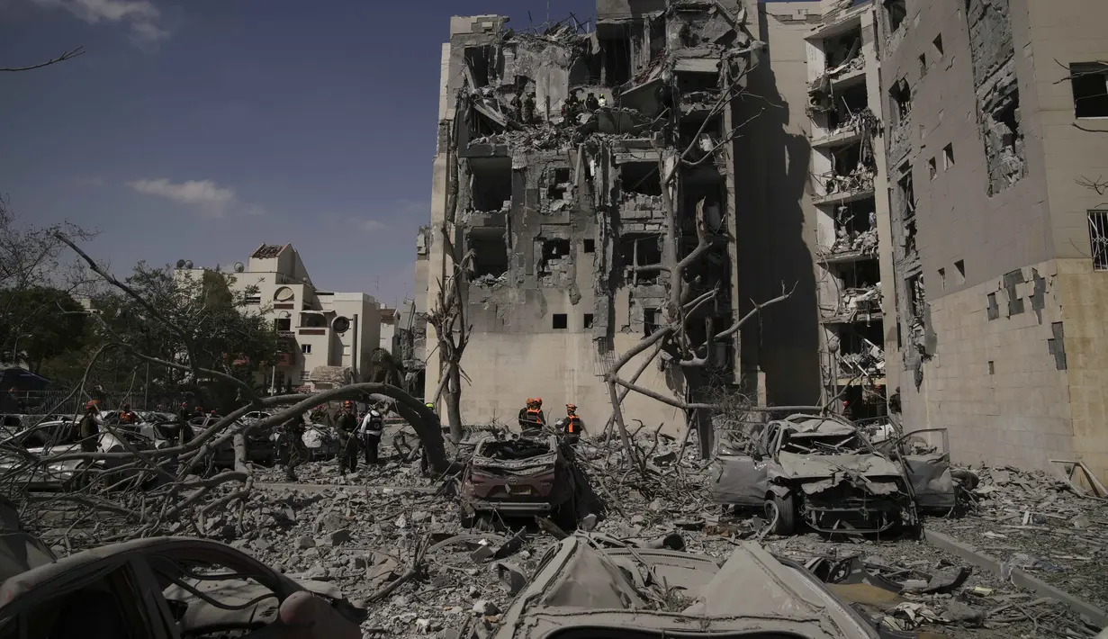 Sirene peringatan serangan udara berbunyi di beberapa wilayah setelah militer Israel melaporkan peluncuran rudal dari Iran. (AP/Leo Correa)