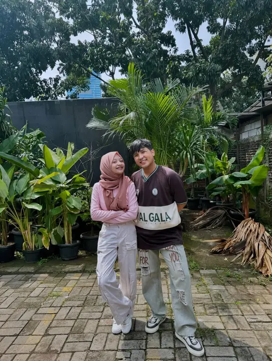 <p>"Om @mastercorbuzier, saran gue si mulai nabung ya buat sponsorin nikahan mereka," kata Vidi menyenggol Deddy Corbuzier. (Foto: Instagram/ haldarnta)</p>