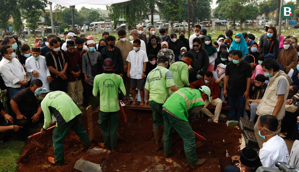 Markis Kido disemayamkan satu tempat dengan peristirahatan terakhir ayahnya, Djumharbey Anwar. (Foto: Bola.com/Bagaskara Lazuardi)