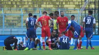 Dua pemain Arema FC, Arthur Cunha da Rocha dan Jayus Hariono mengalami benturan dalam pertandingan melawan Barito Putera pada Sabtu (24/11/2018) di Stadion Kanjuruhan, Kabupaten Malang. (Bola.com/Iwan Setiawan)
