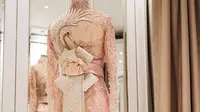 Danny Satriadi memersembahkan gaun indah untuk Syahrini saat acara lamaran (Dok.Instagram/@dannysatriadi_official/https://www.instagram.com/p/BukwTK7BBg1/Komarudin)