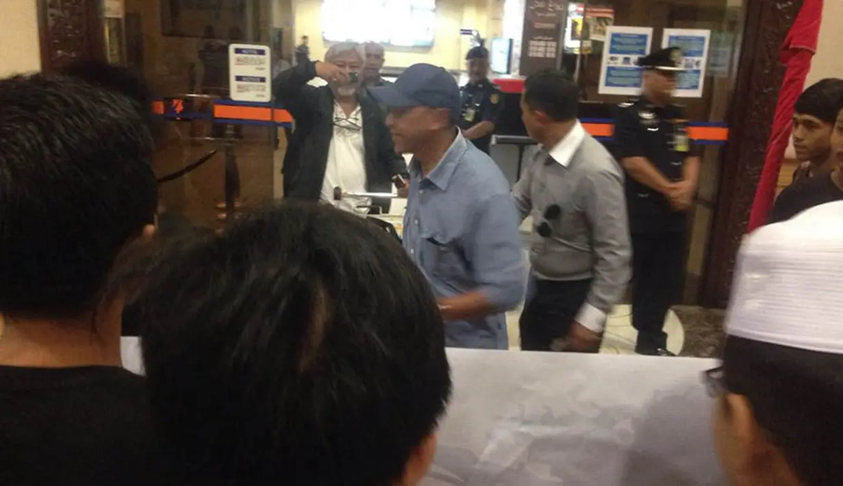 Rahmad Darmawan, disambut sekitar 30 suporter The Titans yang sudah menanti kedatangan di Malaysia, Kamis (3/12/2015). (Istimewa)