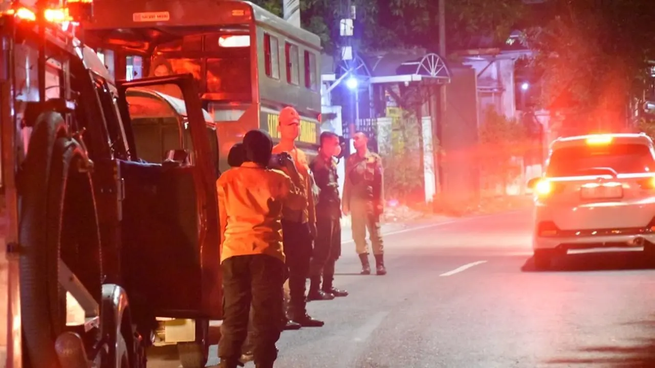 Satpol PP Surabaya merazia rumah biliar yang buka saat Ramadan. (Istimewa)