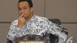 Anies Baswedan tidak sependapat jika guru disebut pahlawan tanpa tanda jasa saat konferensi pers di kantor Kemendikbud, Jakarta, Senin (24/11/2014). (Liputan6.com/Herman Zakharia)