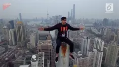 Seorang Pria nekat memanjat hingga ke ujung pilar gedung pencakar langit di Shanghai tanpa alat pengaman.