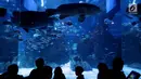 Anak - anak sekolah melihat ikan di dalam aquarium saat peresmian Jakarta Aquarium di Neo Soho, Jakarta, Selasa (16/10). Taman Safari Indonesia bekerjasama dengan Aquaria resmi membuka Jakarta Aquarium. (Liputan6.com/Johan Tallo)