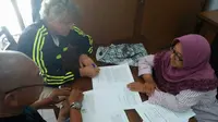 Stefan Hansson saat meneken kontrak dengan Persema Malang, Rabu (26/4/2017). (Bola.com/Iwan Setiawan)