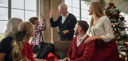 Salah satu ritual sederhana yang kini mulai banyak diperkenalkan dalam pola pengasuhan modern adalah family high-five circle—sebuah momen singkat namun penuh makna yang dilakukan bersama anggota keluarga sebagai bentuk apresiasi, semangat, dan rasa kebersamaan. (foto/dok: freepik)