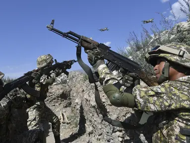 Tentara Kyrgyzstan saat latihan militer bersama di tempat latihan Edelweiss, Kyrgyzstan, Kamis (9/9/2021). Latihan militer bersama ini diikuti negara-negara Organisasi Perjanjian Keamanan Kolektif atau Collective Security Treaty Organization (CSTO). (AP Photo/Vladimir Voronin)