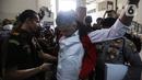 Terdakwa kasus obstruction of justice atau upaya untuk menghalang-halangi suatu proses hukum pada kasus pembunuhan Brigadir Nofriansyah Yosua Hutabarat atau Brigadir J, Hendra Kurniawan bersiap untuk menjalani sidang lanjutan dengan agenda pembacaan tuntutan oleh Jaksa Penuntut Umum di Pengadilan Negeri Jakarta Selatan, Jumat (27/1/2023). Mantan Karo Paminal Propam Polri tersebut dituntut 3 tahun penjara denda Rp 20 juta subsider 3 bulan kurungan penjara. (Liputan6.com/Johan Tallo)