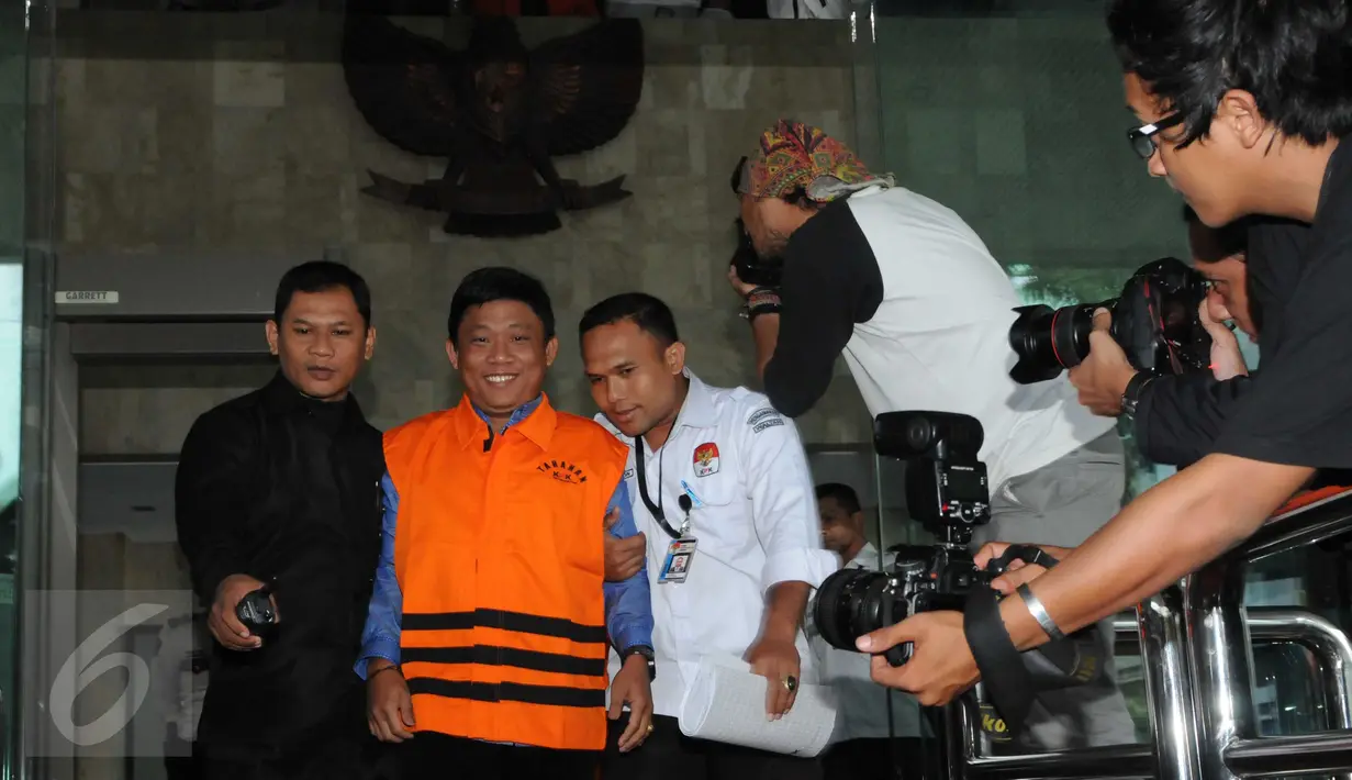 Ketua DPRD Muba Riamon Iskandar saat di tahan oleh komisi Pemberantasan Korupsi , Selasa (15/12). Riamon menjadi tersangka kasus dugaan suap DPRD Kabupaten Musi Banyuasi. (Liputan6.com/Helmi Afandi)