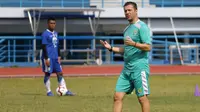 Pelatih Persib, Miljan Radovic, saat mendampingi sesi latihan. (Bola.com/Erwin Snaz)