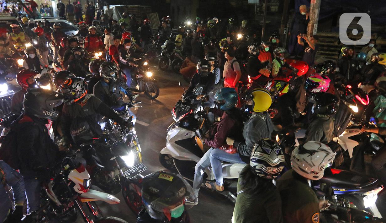 Pemudik motor lawan arus saat melintas di posko penyekatan mudik di Kedungwaringin, Kabupaten Bekasi, Jawa Barat, Minggu (9/5/2021). Pemudik memblokir jalan saat penyekatan di posko penyekatan mudik di Kedungwaringin. (Liputan6.com/Herman Zakharia)
