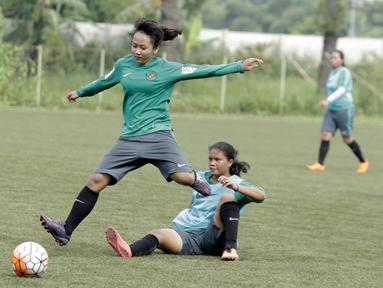 Pemain Timnas wanita Indonesia, Tugiyati, menghindari hadangan lawan saat seleksi pemain di Lapangan Sawangan, Depok, Selasa (6/3/2018). 40 pemain mengikuti Seleksi untuk Asian Games dan Piala AFF Wanita 2018. (Bola.com/M Iqbal Ichsan)