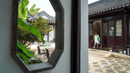 Seorang wanita berjalan di bagian Hotel Gusu Yard di Suzhou, Provinsi Jiangsu, China Timur (29/7/2020). Hotel Gusu Yard, sebagai nama penginapan berkualitas tinggi, telah mendirikan empat cabang di kota tersebut dan berencana membangun lebih dari 80 cabang baru di masa mendatang. (Xinhua/Li Bo)