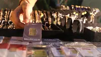 Pegawai menunjukkan emas batangan 24 karat di gerai Galeri 24, kawasan Kebayoran Baru, Jakarta, Kamis (5/8/2021). Untuk buyback atau pembelian kembali, harga emas Antam mencatatkan penurunan Rp 2.000 per gram menjadi Rp 834 ribu per gram pada Kamis (5/8). (Liputan6.com/Angga Yuniar)