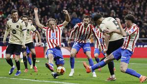 Bek Barcelona, Pau Cubarsi, mencetak gol yang kemudian dianulir ketika menghadapi Atletico Madrid dalam leg pertama semifinal Copa del Rey 2025/2026 di Metropolitano Stadium, Madrid, Jumat (13/2/2026) dini hari WIB. (Oscar DEL POZO / AFP)