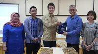 Yuta Funase Co-Country Manager Quipper Indonesia berjabat tangan dengan Drs. Widodo, M.Pd, Kepala Dinas Pendidikan Provinsi Sumatera Selatan.   