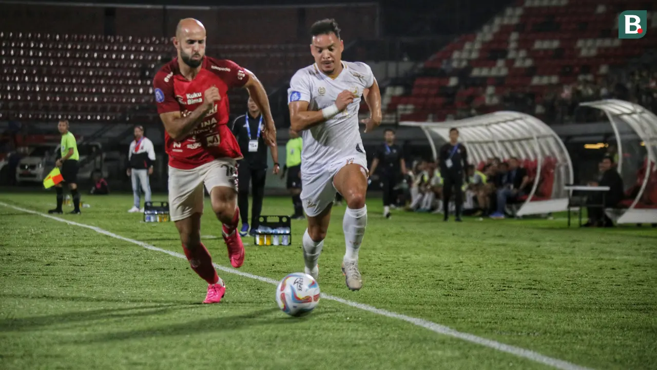 Gelandang Bali United, Mohammed Rashid, berduel dengan winger Madura United, Lulinha.