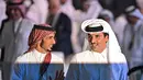 <p>Sheikh Jassim Bin Hamad Al-Thani (kiri) dan saudaranya Sheikh Tamim bin Hamad al-Thani dari Qatar saat pengundian Piala Dunia 2022 di Qatar di Doha Exhibition and Convention Center pada 1 April 2022. Sheikh Jassim bin Hamad al-Thani hari ini mengonfirmasi pengajuan tawarannya untuk 100 persen saham Manchester United. (AFP/Gabriel Bouys)</p>